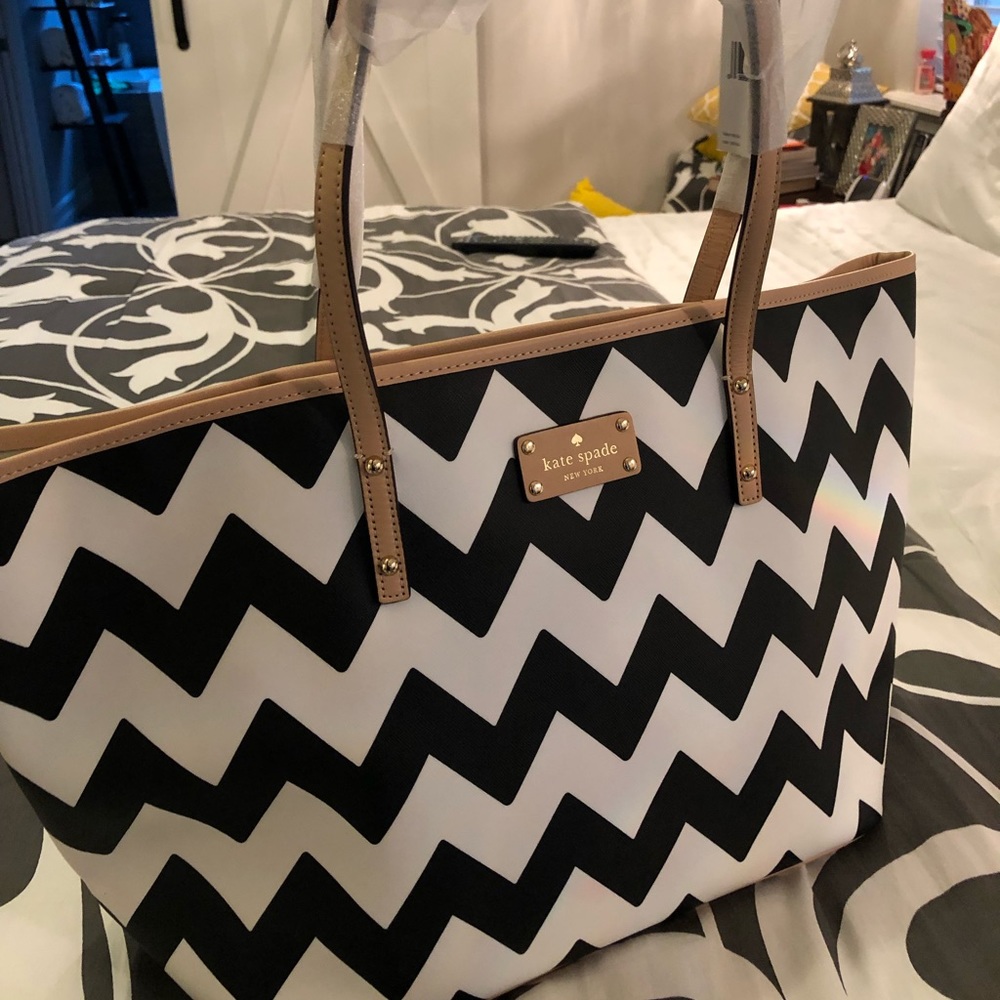 Kate Spade B/W Chevron print Medium Harmony Purse